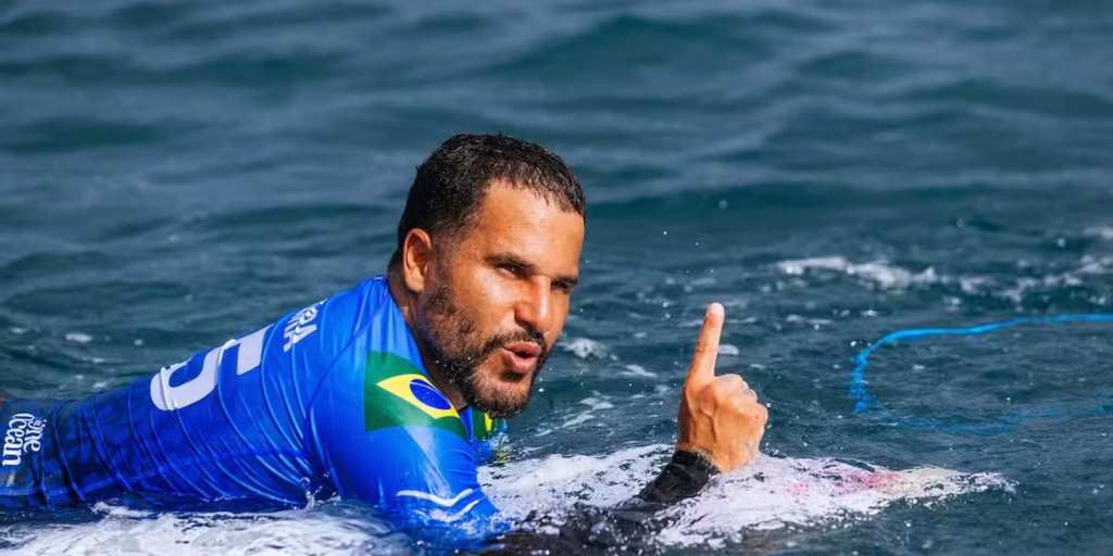 Ítalo Ferreira domina Teahupo’o, vence australiano e garante vaga nas semifinais da WSL