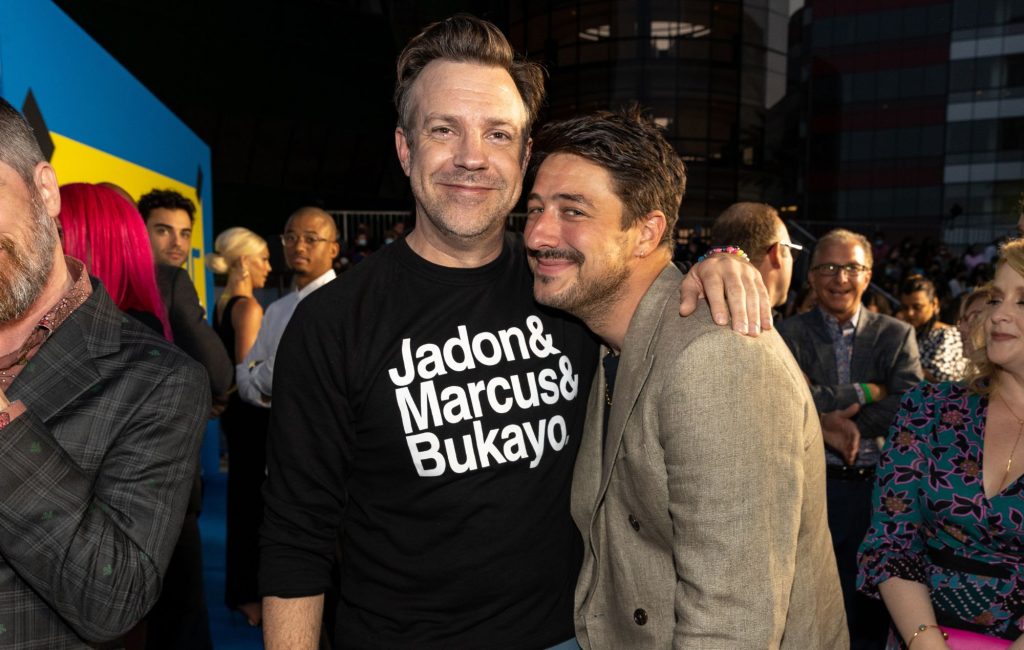 Jason Sudeikis surpreende fãs no show do Mumford & Sons no Madison Square Garden