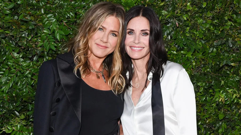 Jennifer Aniston e Courteney Cox curtem férias de luxo em iate na Espanha