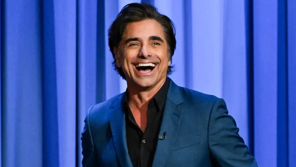 John Stamos celebra 63 anos com ensaio íntimo e fãs reagem com bordões de Três é Demais