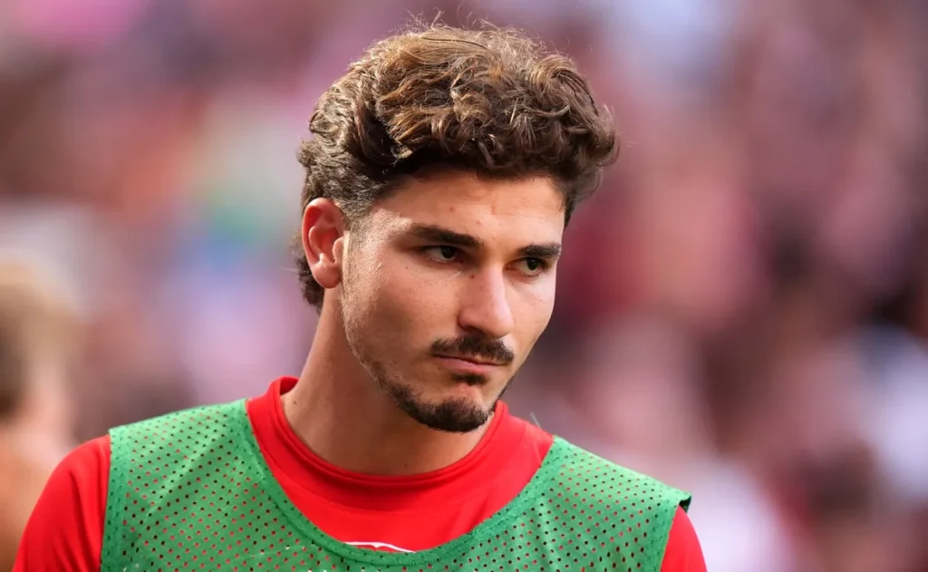 Julian Alvarez fora do jogo contra o Sevilla; Simeone diz que decisão veio do clube