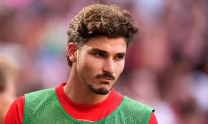 Julian Alvarez fora do jogo contra o Sevilla; Simeone diz que decisão veio do clube