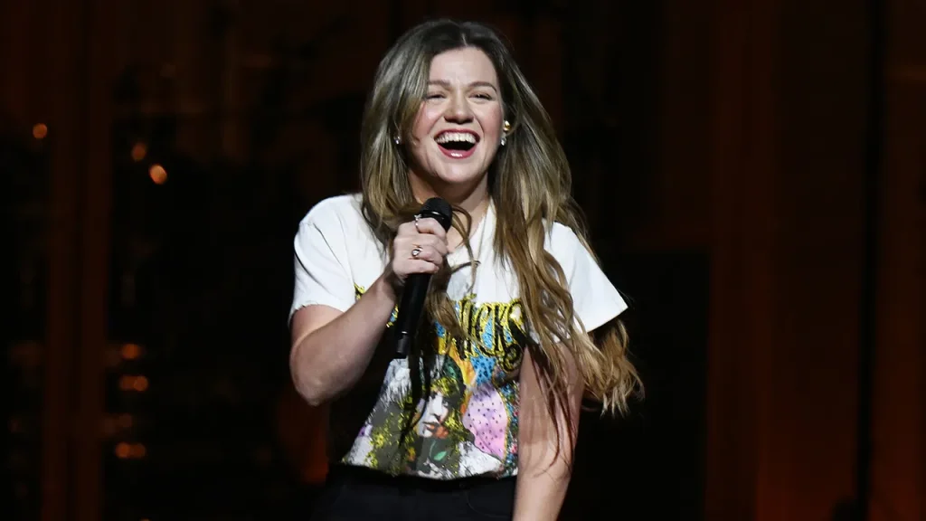 Kelly Clarkson lida com quase acidente de figurino em Las Vegas e ainda ajuda em pedido de casamento na plateia
