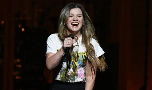 Kelly Clarkson narrowly avoids wardrobe malfunction at Las Vegas show