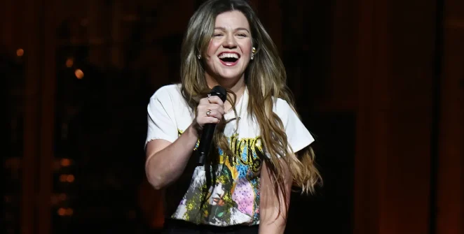 Kelly Clarkson narrowly avoids wardrobe malfunction at Las Vegas show