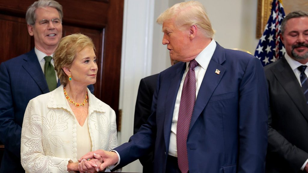 Governo Trump intensifica pressão para devolver controle da educação aos estados