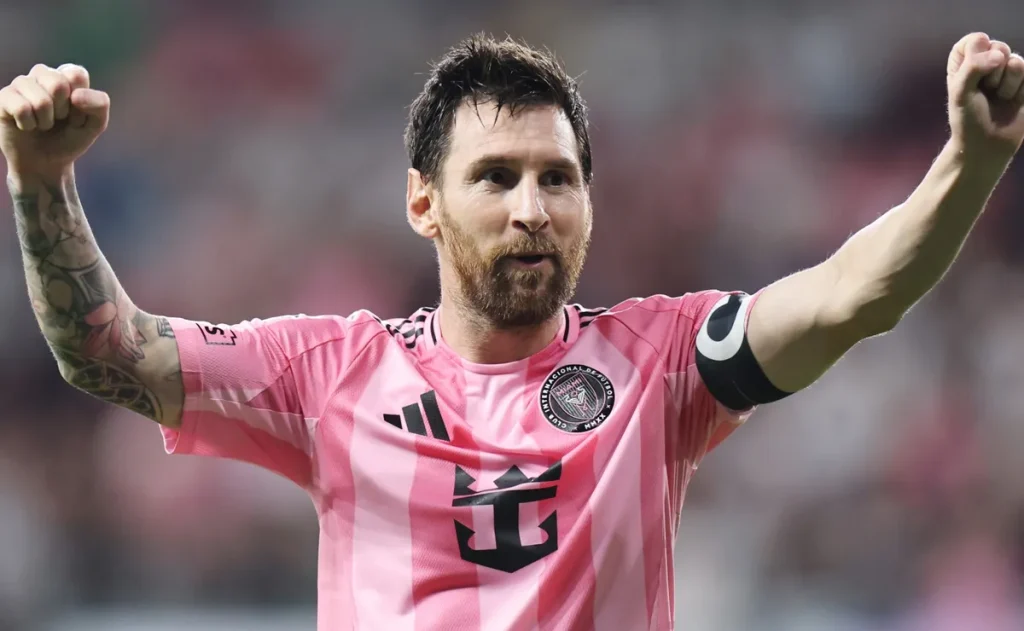 Messi marca dois gols de falta e iguala segundo maior artilheiro da história em cobranças diretas