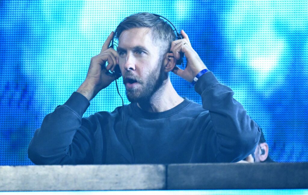 Fã de Calvin Harris é atingida por pizza durante show em Belfast e vídeo viraliza