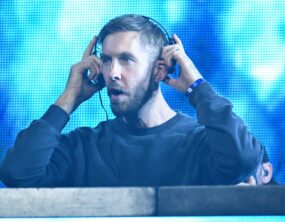 Fã de Calvin Harris é atingida por pizza durante show em Belfast e vídeo viraliza