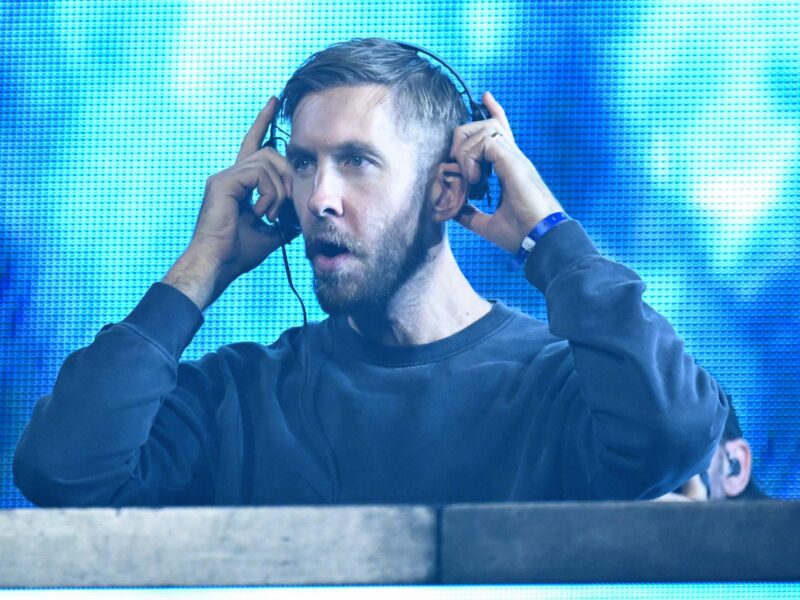 Fã de Calvin Harris é atingida por pizza durante show em Belfast e vídeo viraliza