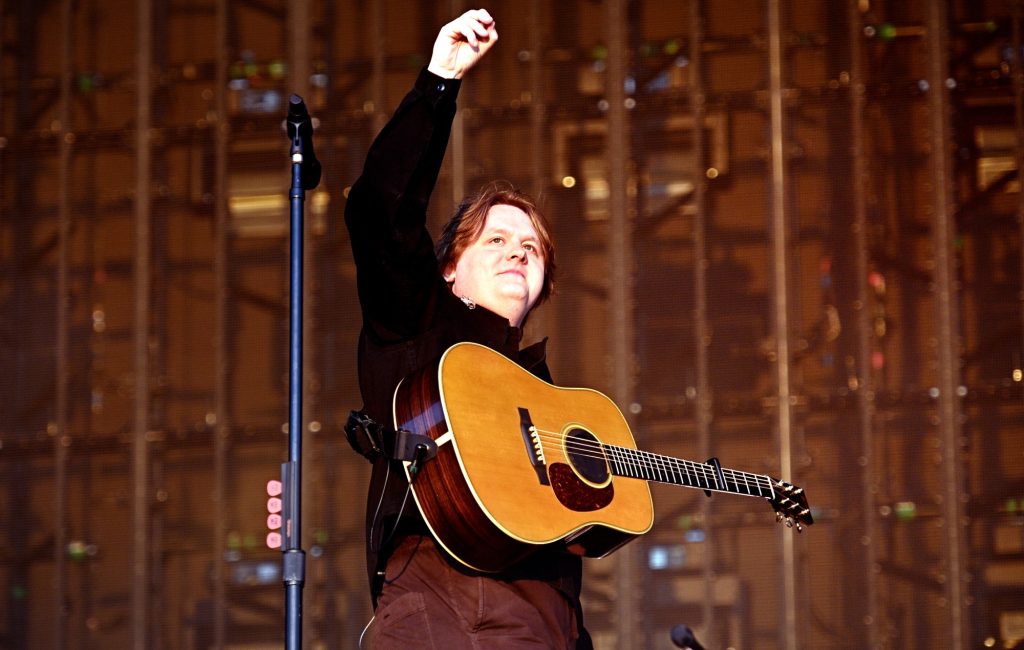 Lewis Capaldi anuncia novo álbum e reflete sobre superação no Sziget Festival 2026