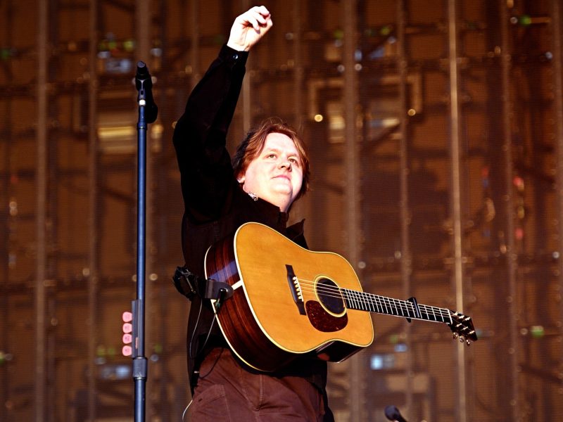 Lewis Capaldi anuncia novo álbum e reflete sobre superação no Sziget Festival 2026