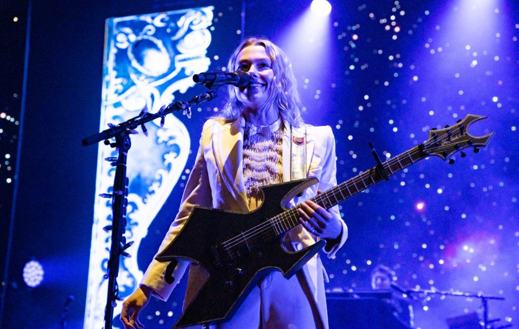 Phoebe Bridgers patina com fãs em festa de lançamento de Lost Weekend na Califórnia