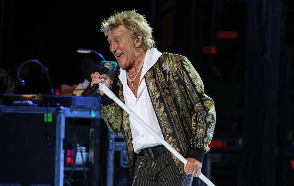 Rod Stewart cancela datas da turnê de despedida após procedimento cardíaco bem-sucedido