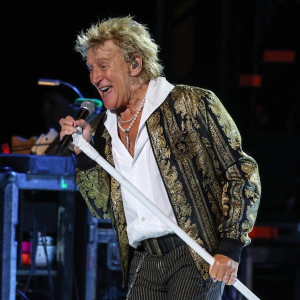 Rod Stewart cancela datas da turnê de despedida após procedimento cardíaco bem-sucedido