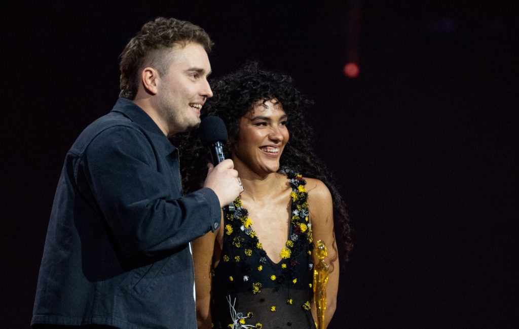 Olivia Dean recebe Sam Fender no Lollapalooza e apresenta Rein Me In pela primeira vez nos EUA