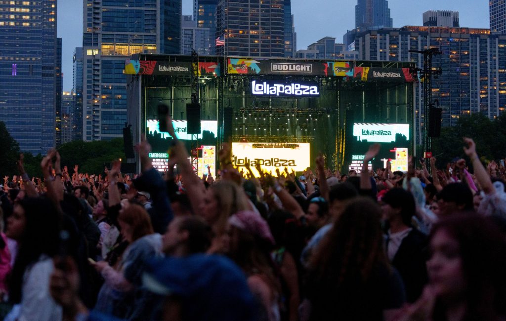 Público do Lollapalooza viraliza ao passar saco de urina por cima da multidão