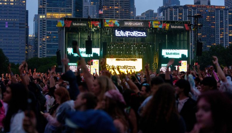 Público do Lollapalooza viraliza ao passar saco de urina por cima da multidão