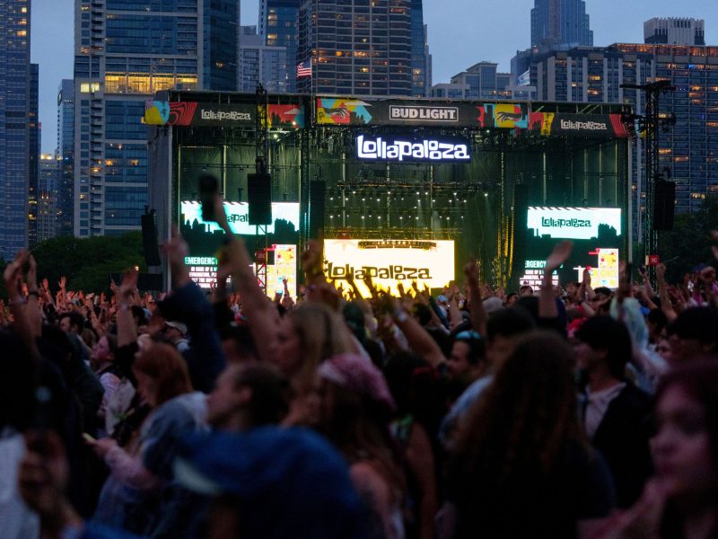 Público do Lollapalooza viraliza ao passar saco de urina por cima da multidão
