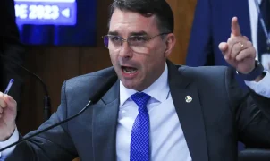 Missão aciona TSE para investigar filiação falsa de Flávio Bolsonaro ao partido