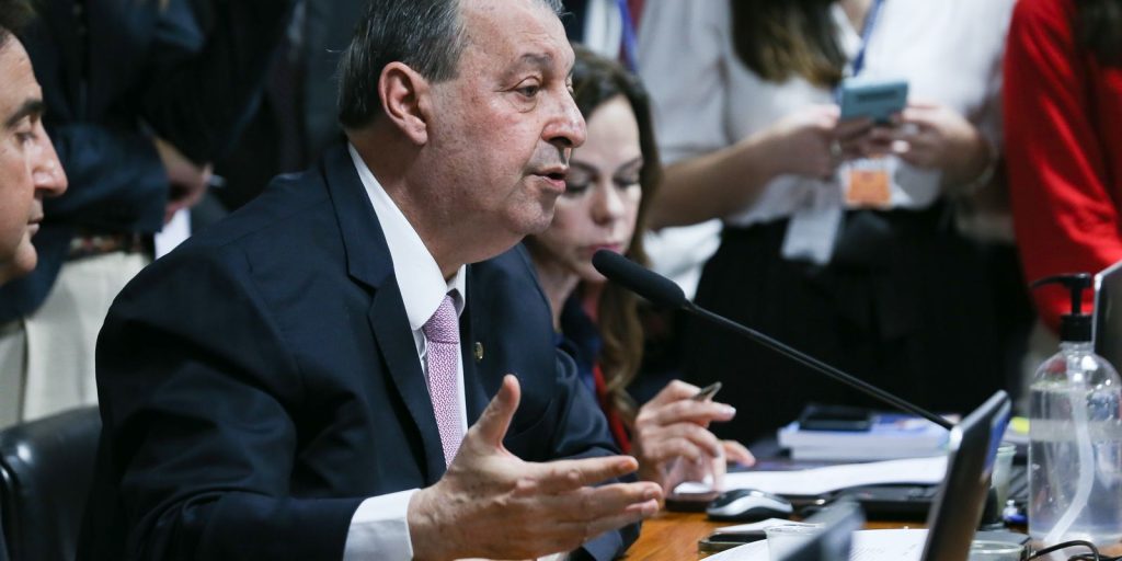 Relator da CCJ do Senado apresenta parecer favorável à PEC que extingue a escala 6×1