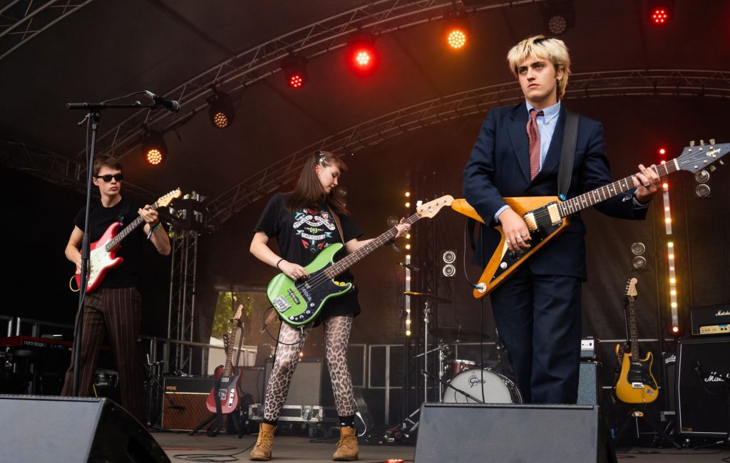 Man/Woman/Chainsaw anuncia maior show de sua carreira em Londres após esgotar ingressos da turnê de 2026