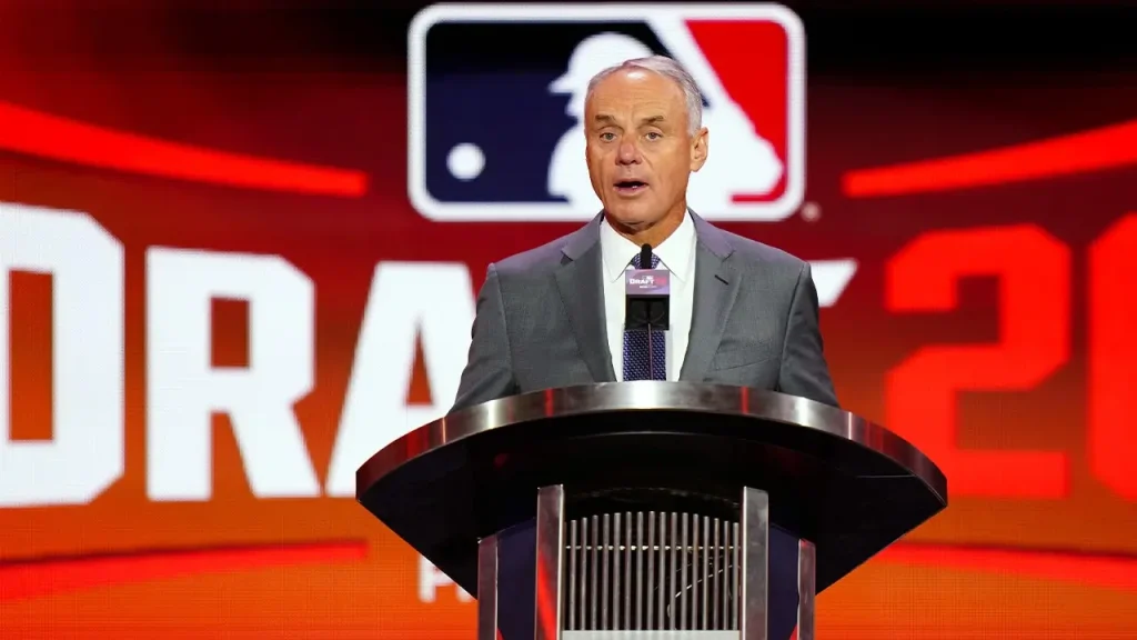 Manfred evita garantia sobre temporada 2027 da MLB em meio a negociações do acordo coletivo