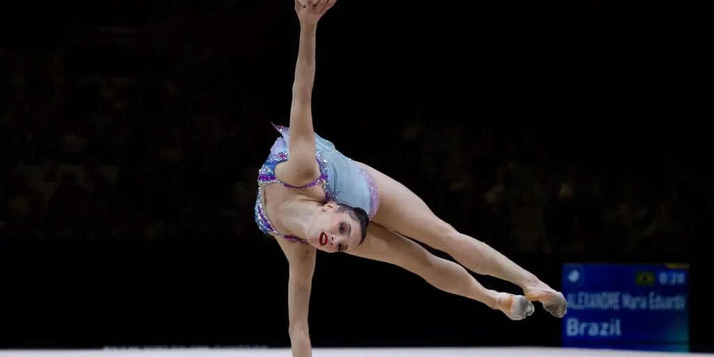 Babi e Maria Eduarda estreiam com boas pontuações no Mundial de Ginástica Rítmica em Frankfurt