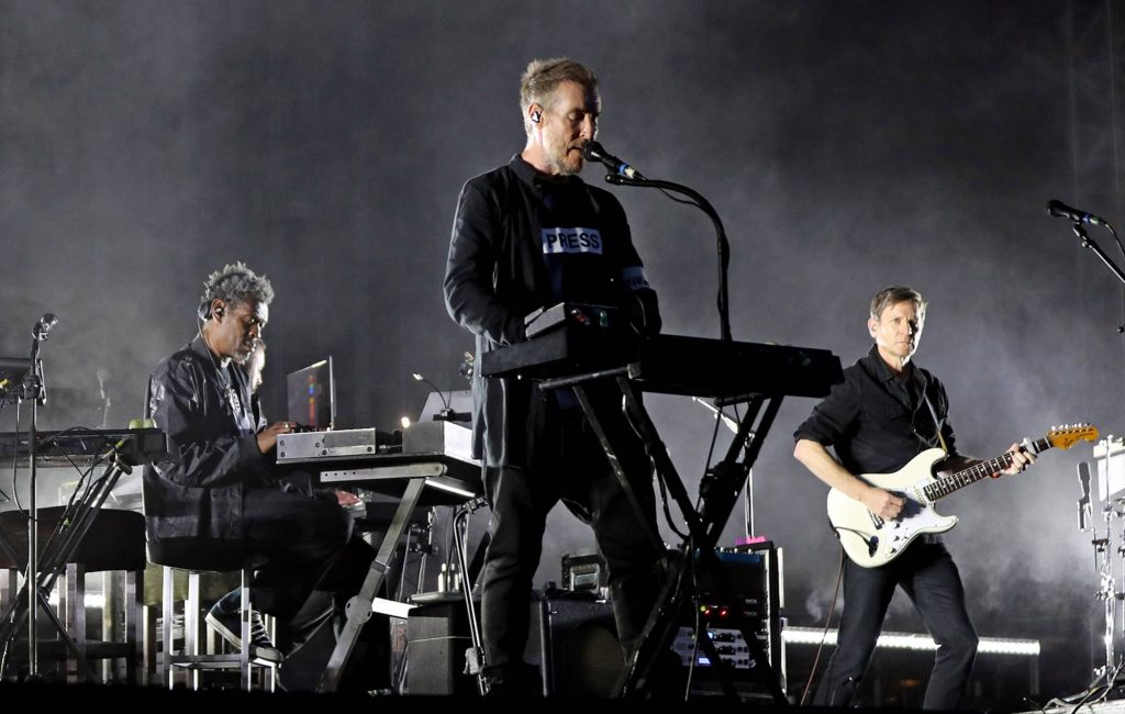 Massive Attack diz que banda inteira foi detida em Singapura após exibir bandeira palestina no palco