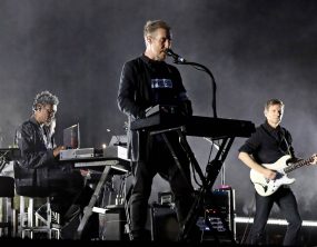 Massive Attack diz que banda inteira foi detida em Singapura após exibir bandeira palestina no palco