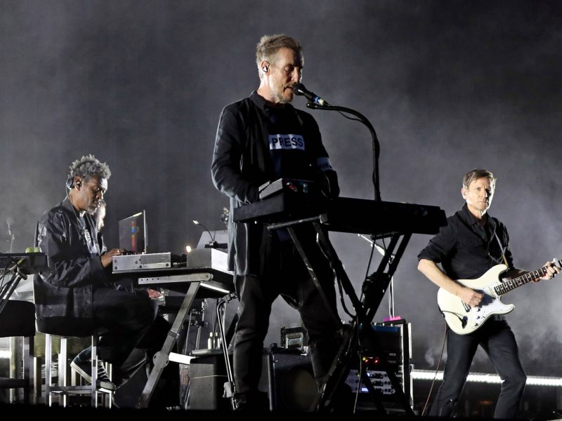 Massive Attack diz que banda inteira foi detida em Singapura após exibir bandeira palestina no palco