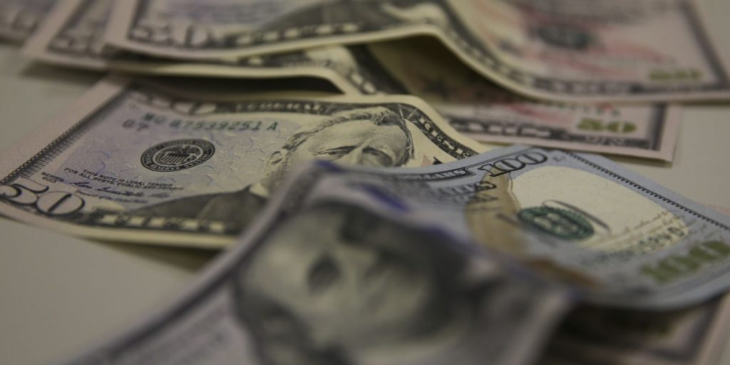 Brasil e EUA retomam negociações comerciais após tarifas de 25% e 12,5%