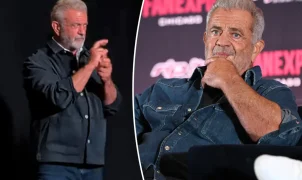 Mel Gibson gera polêmica ao imitar intérprete de libras em evento no Canadá
