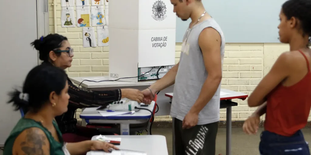 Eleitorado jovem encolhe 22% em 16 anos e muda geografia eleitoral do país