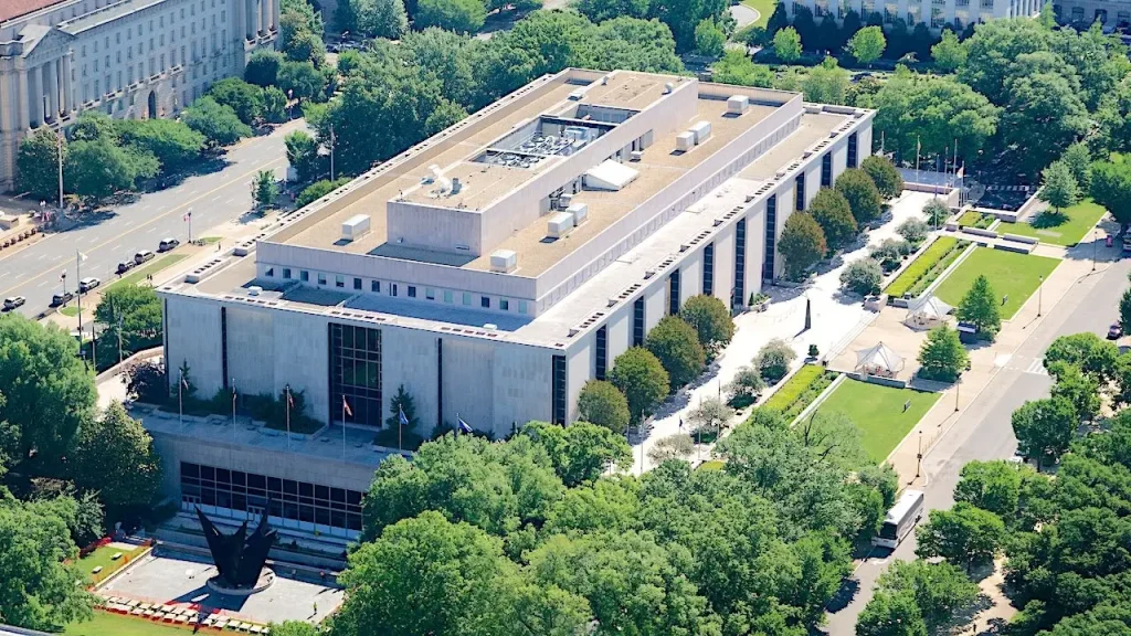 Trump manda instalar avisos em museu do Smithsonian por suposta politização de exposições