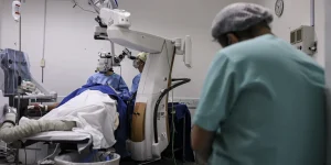 Quedas e queimaduras lideram internações de crianças no Brasil em 2025