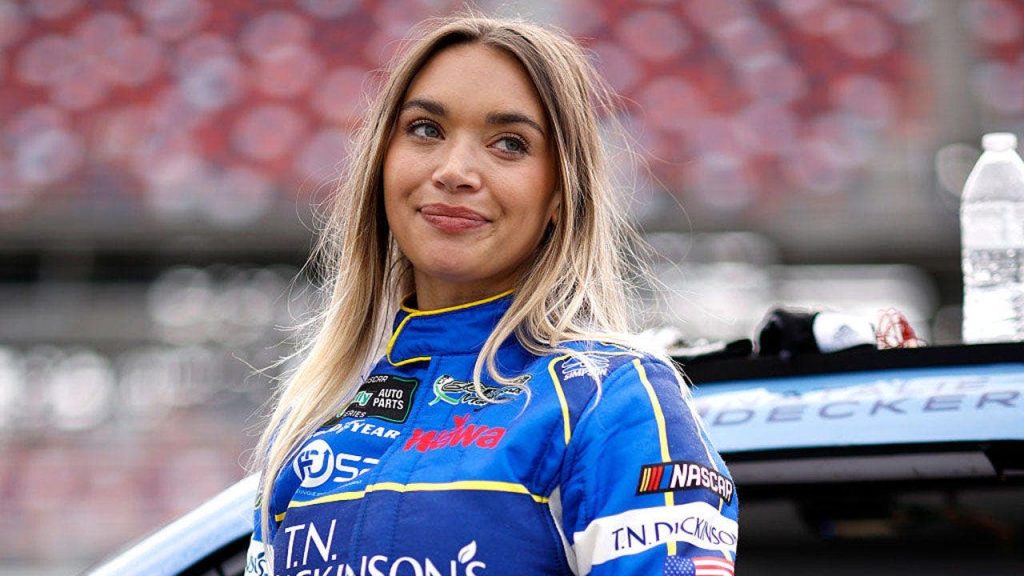 Natalie Decker organiza festa na piscina antes da final da NASCAR em Daytona; ESPN mantém McAfee no ar
