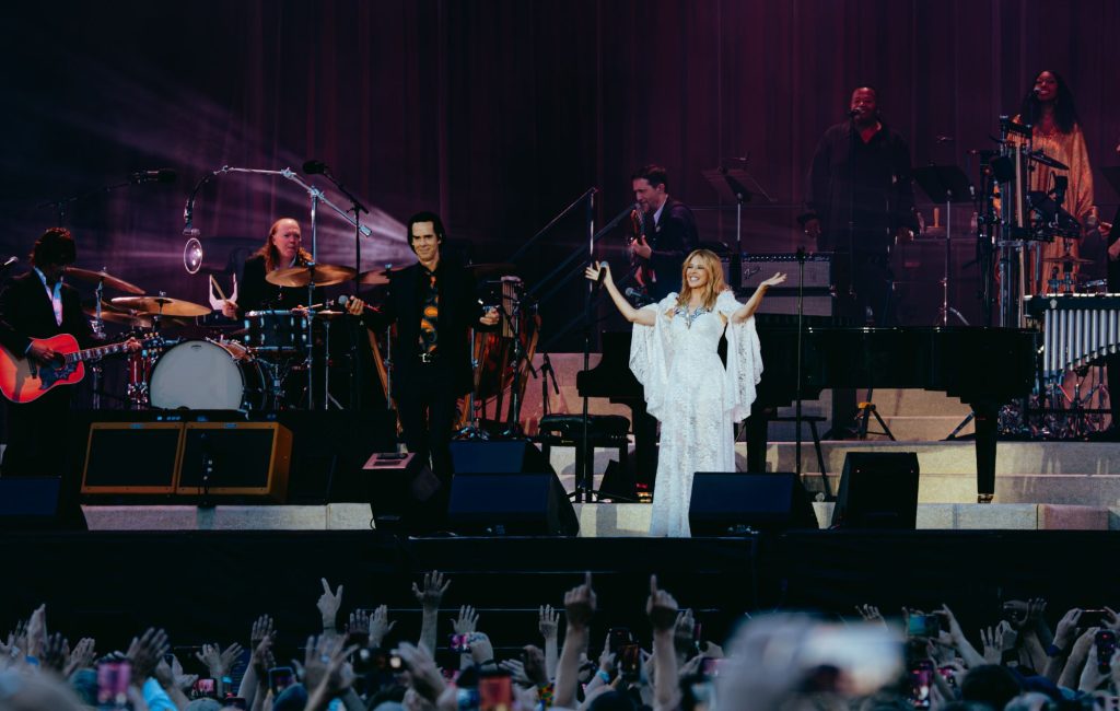 Kylie Minogue se reencontra com Nick Cave & The Bad Seeds em show de 45 mil pessoas em Brighton