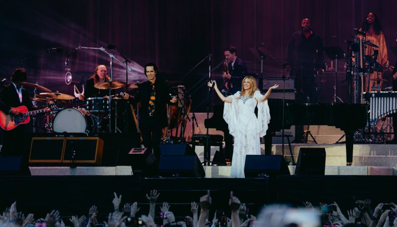 Kylie Minogue se reencontra com Nick Cave & The Bad Seeds em show de 45 mil pessoas em Brighton
