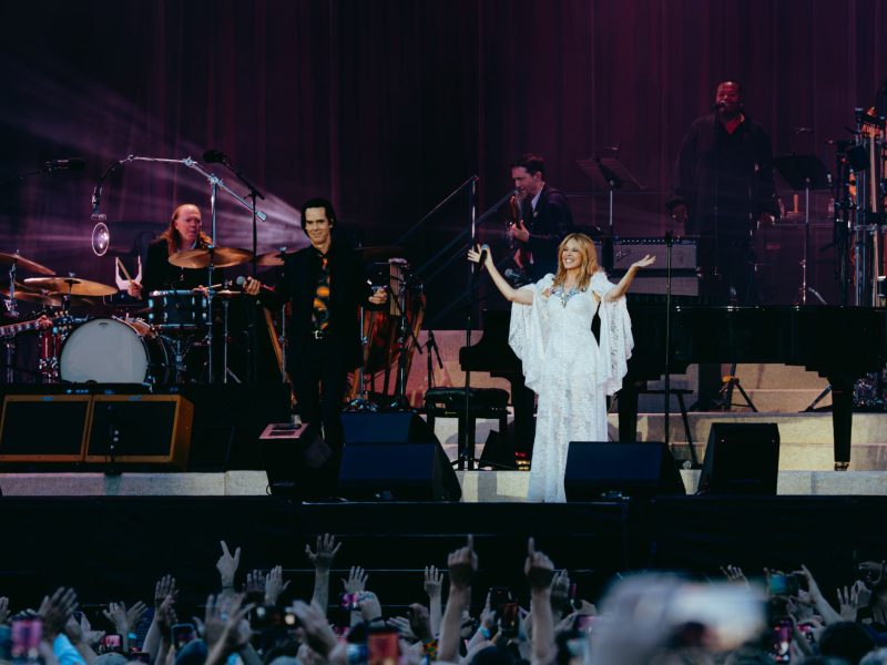 Kylie Minogue se reencontra com Nick Cave & The Bad Seeds em show de 45 mil pessoas em Brighton