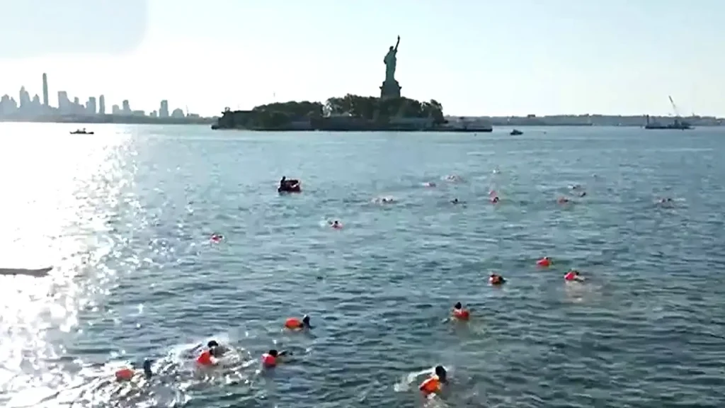 Natação anual em Nova York homenageia militares caídos e vítimas dos ataques de 11 de setembro