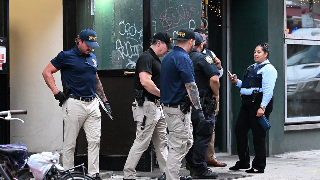 Policial de Nova York mata homem armado com faca de açougueiro no Lower East Side