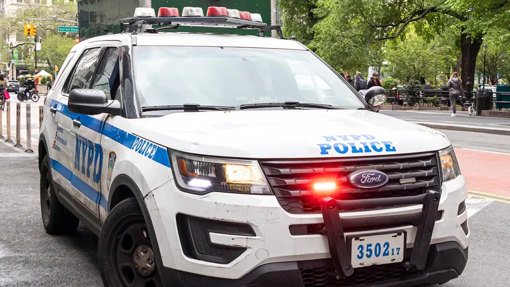 Policial de Nova York é condenado por estrangulamento e uso de golpe de estrangulamento proibido