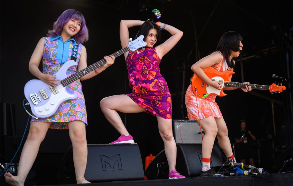 Otoboke Beaver pede desculpas após guitarrista lançar instrumento na plateia e ferir fã em Osaka