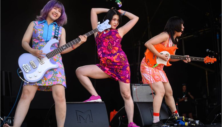 Otoboke Beaver pede desculpas após guitarrista lançar instrumento na plateia e ferir fã em Osaka