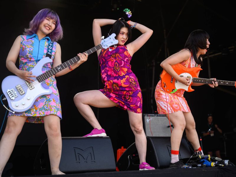 Otoboke Beaver pede desculpas após guitarrista lançar instrumento na plateia e ferir fã em Osaka
