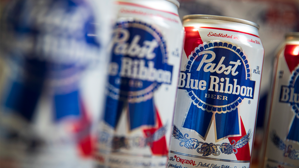 Caminhão com 18 toneladas de cerveja Pabst Blue Ribbon é roubado na Califórnia