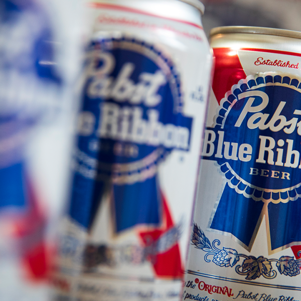 Caminhão com 18 toneladas de cerveja Pabst Blue Ribbon é roubado na Califórnia