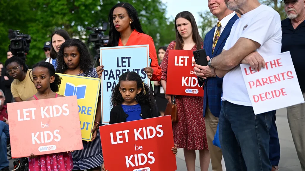 Mãe de Portland processa escola por bandeira trans e ordem de afastamento; seja barulhento, diz