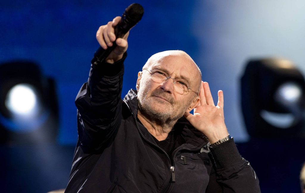 Phil Collins celebra três anos sóbrio e diz que saúde está 100% após internação grave